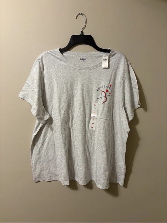 Old Navy Tops - NWT Old Navy Light Gray Tee with Red Heart & Bow Graphic Women’s 2X